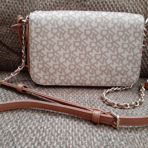 🔥 PRICE DROP DKNY Logo Flap Crossbody NEW - Picture 3 of 7